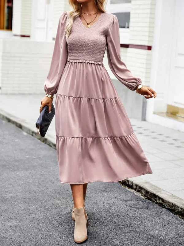 Elegant and elegant dress with ruffles and V-neck