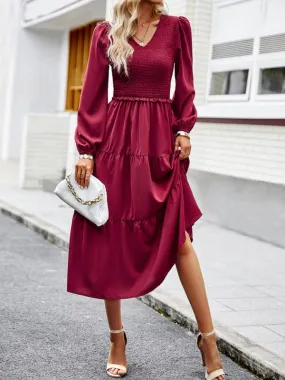 Elegant and elegant dress with ruffles and V-neck